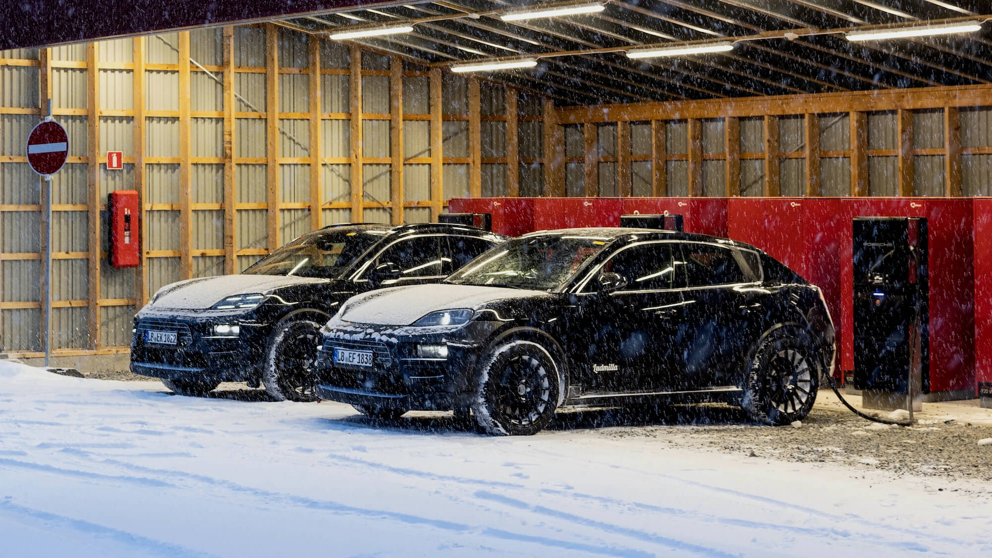 elektrische Porsche Macan electric EV laden in sneeuw