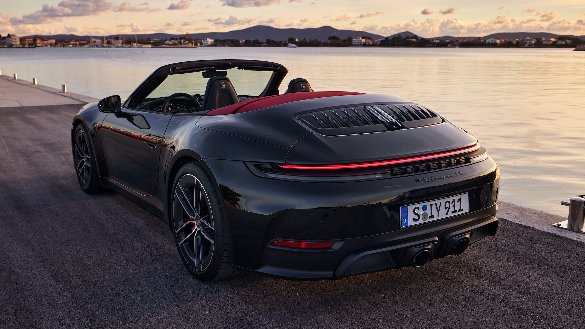 hybride Porsche 911 GTS interieur 2024 cabrio