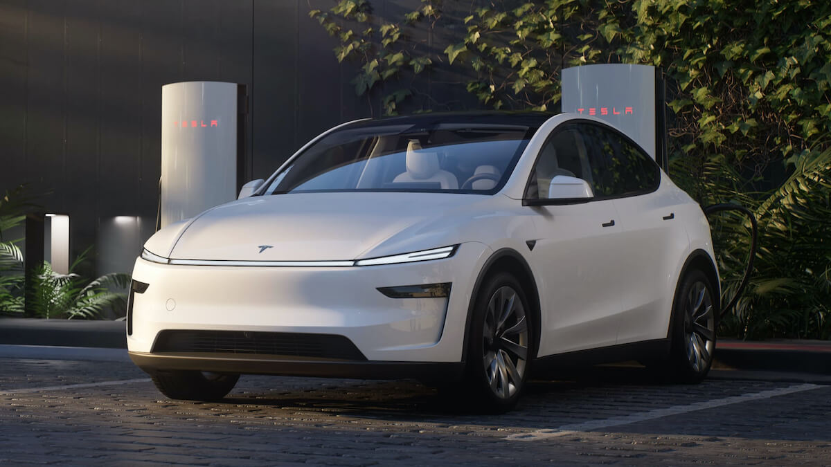 Nieuwe Tesla Model Y facelift 2025 aan laadpaal